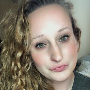 Hi I'm Allison and i sell vintage items: clothing, jewelry- i also sell plus sz
